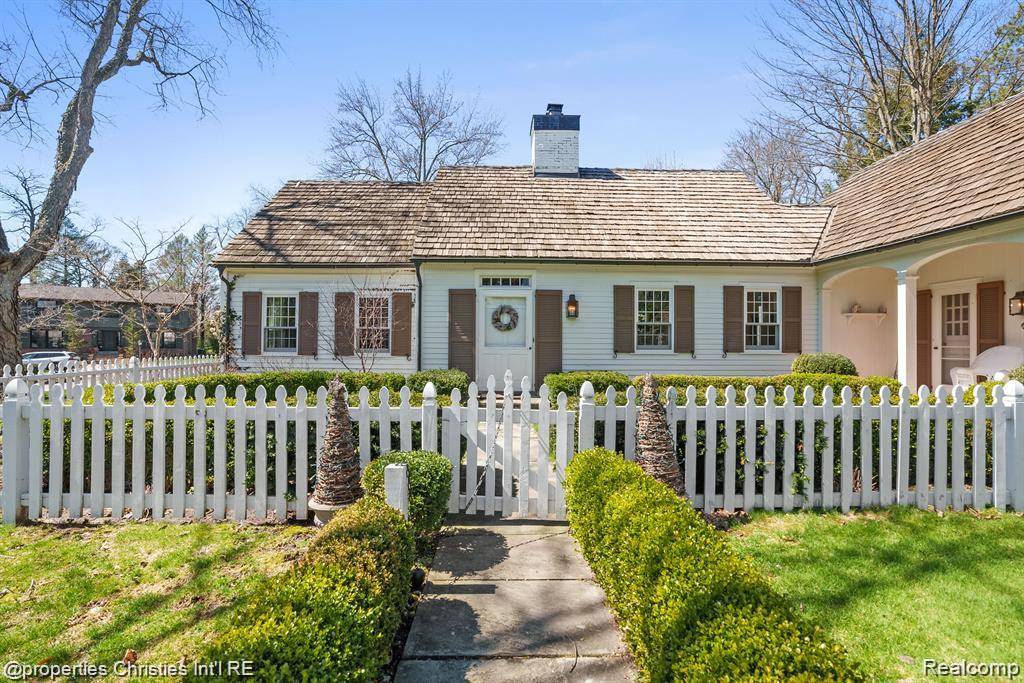 6050 W Surrey Road, Bloomfield Hills, MI 48301 — Photo 2