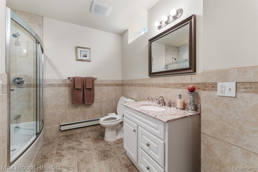 20403 Robinway Drive, Clinton Twp, MI 48036 — Photo 32