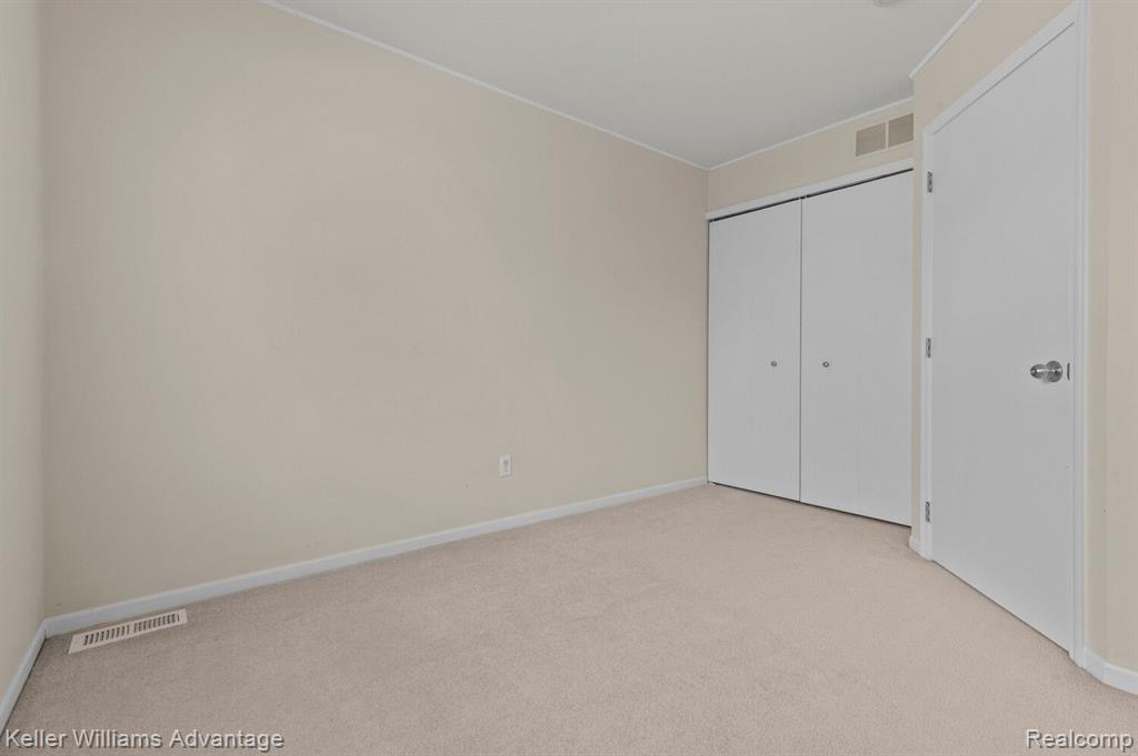 2527 PINE Drive, Wixom, MI 48393 — Photo 19