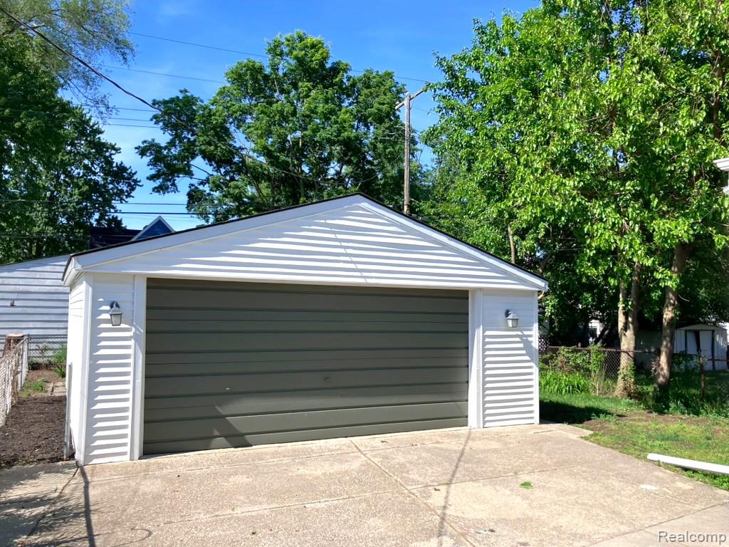 959 E SHEVLIN Avenue, Hazel Park, MI 48030 — Photo 4