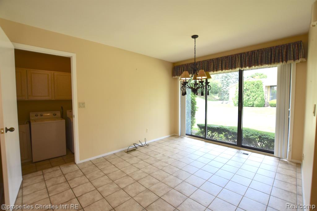 1752 S HILL Boulevard, Bloomfield Hills, MI 48304 — Photo 17