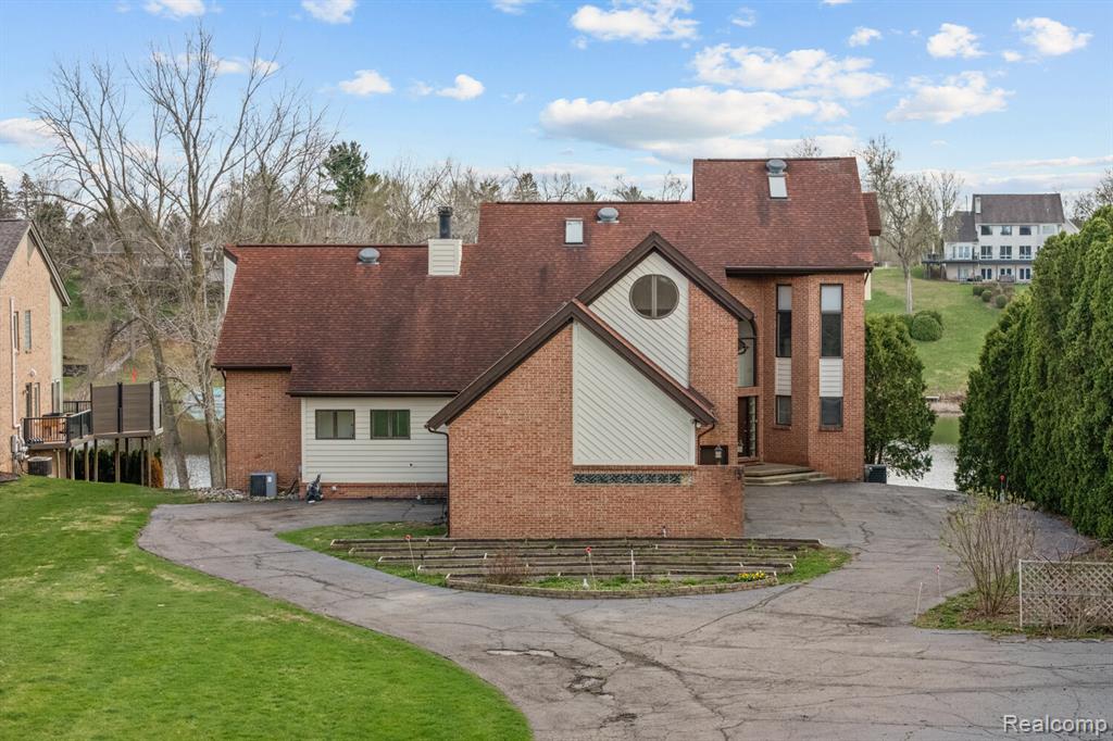 10785 Oxbow Lakeshore Drive, White Lake, MI