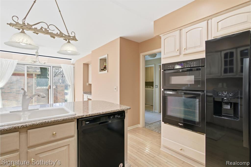 24122 Bingham Pointe Drive, 24, Bingham Farms, MI 48025 — Photo 9