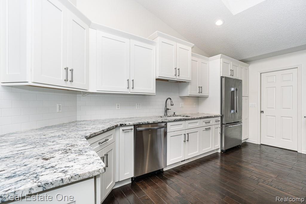 7086 Danbrooke Court, West Bloomfield, MI — Photo 14