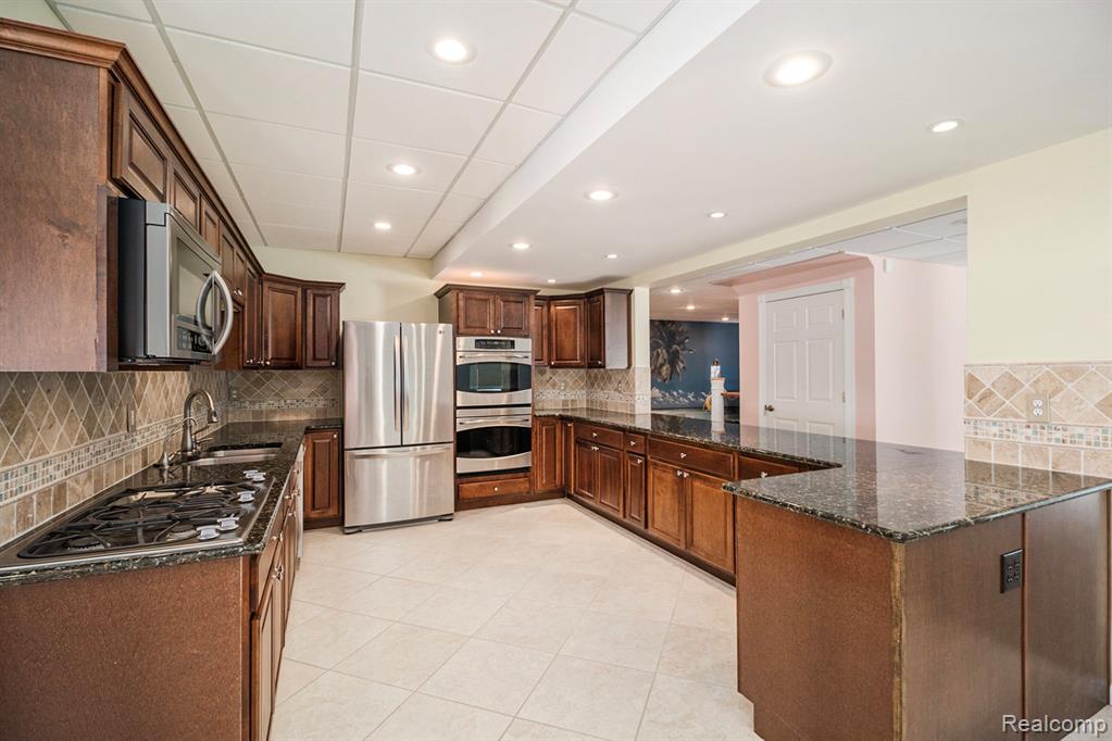 2298 Meadow Court, Leonard, MI 48367 — Photo 36