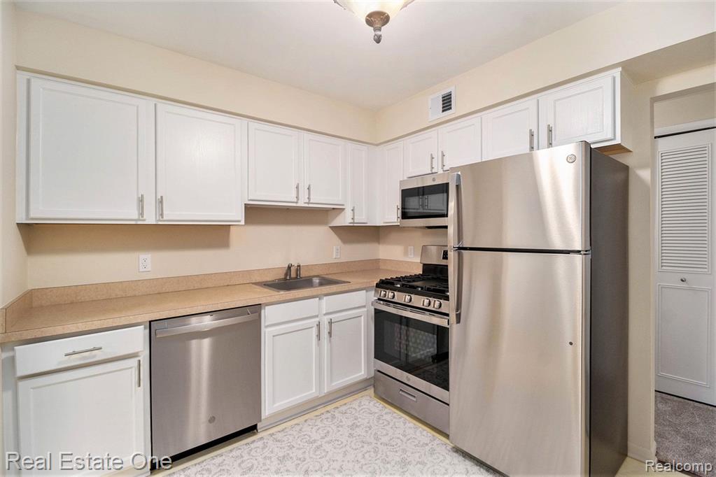 444 FOX HILLS Drive N, A-8, Bloomfield Hills, MI 48304 — Photo 8