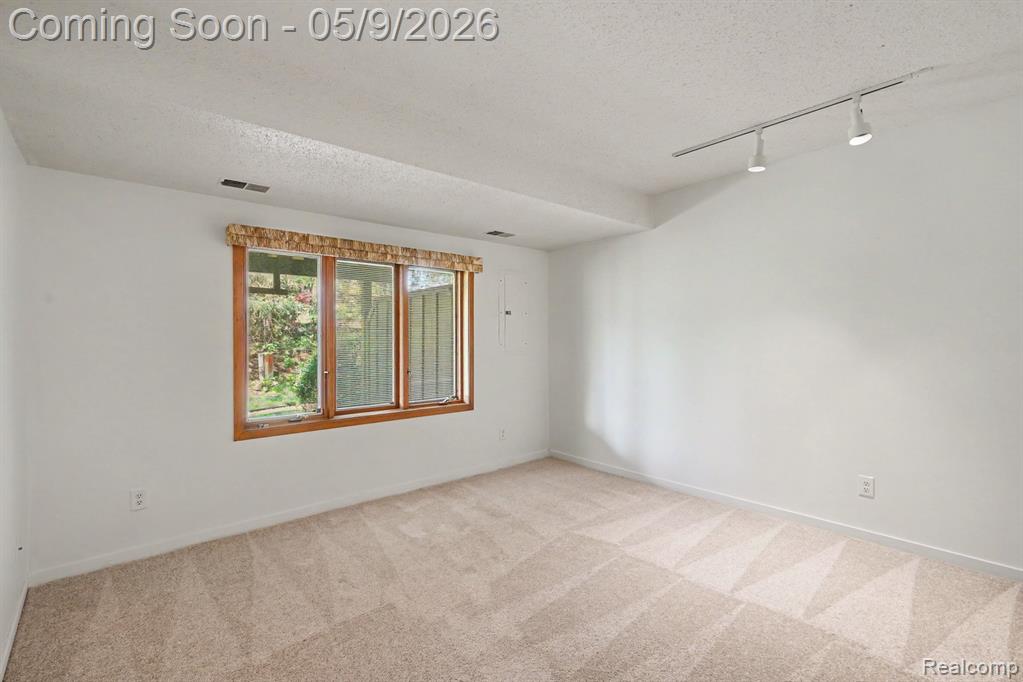 5733 Leeward Court, 51, Clarkston, MI — Photo 13