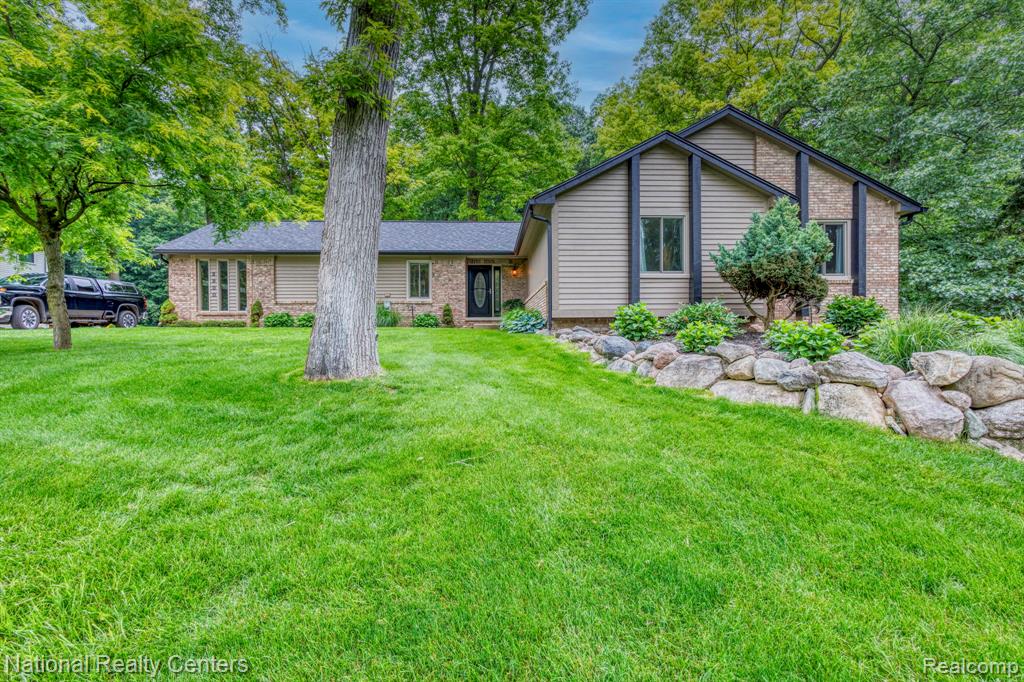 2900 Lynn Drive, White Lake, MI