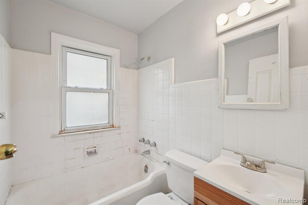 19717 Kenosha Street, Harper Woods, MI 48225 — Photo 21