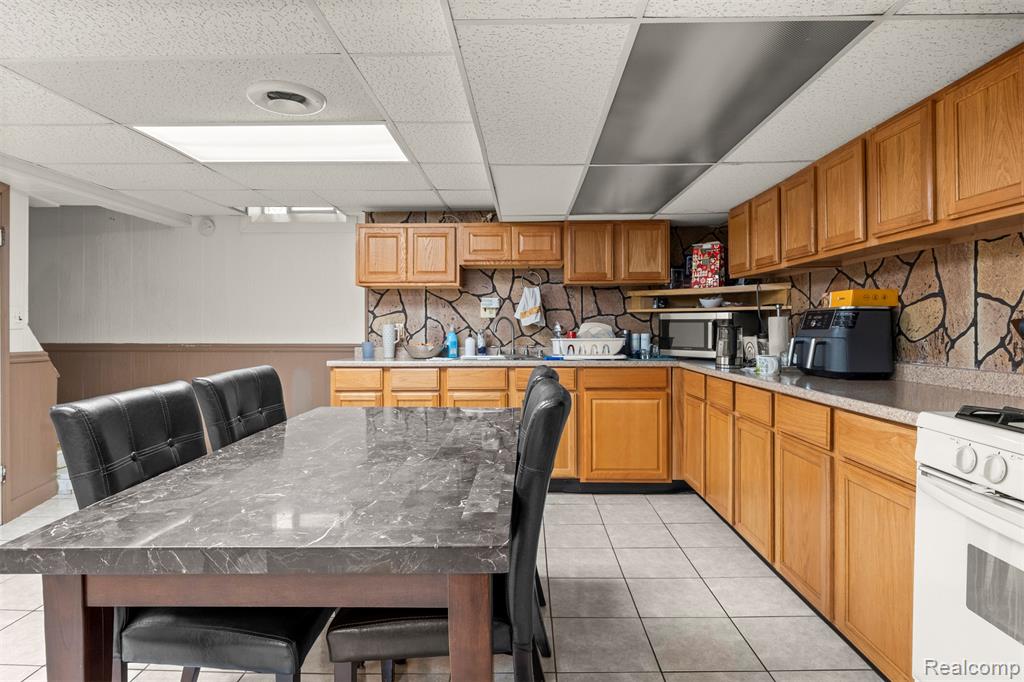 26611 Cecile Street, Dearborn Heights, MI 48127 — Photo 40