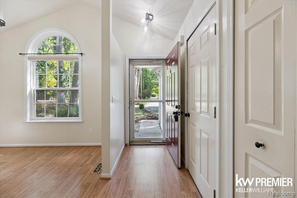 9301 Cardwell Street, Livonia, MI 48150 — Photo 5
