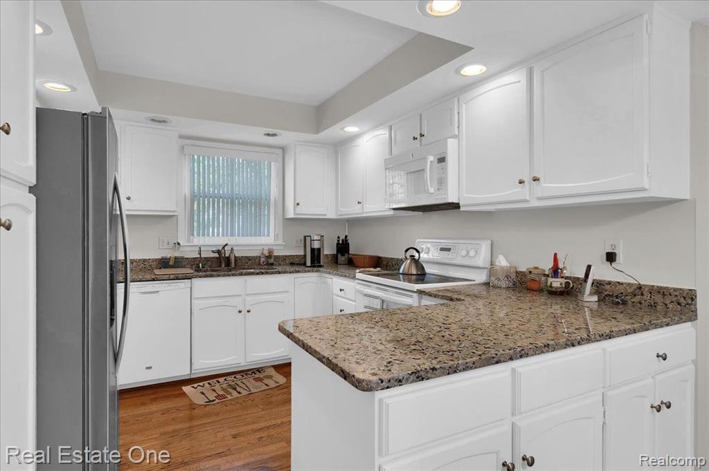 4406 KNIGHTSBRIDGE Lane, West Bloomfield, MI 48323 — Photo 11