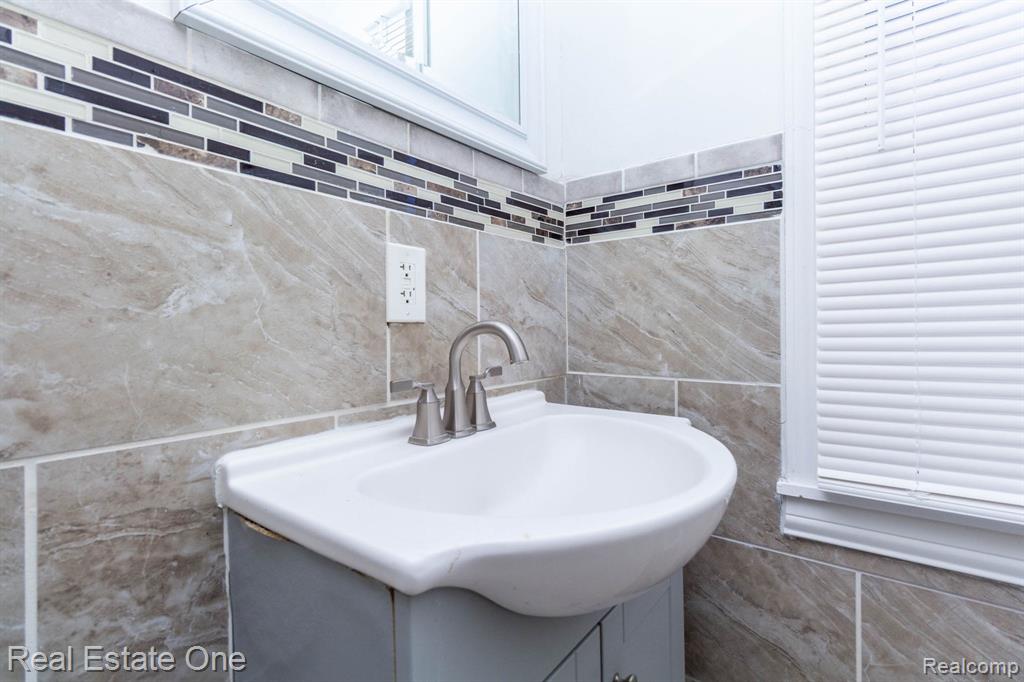 18666 Carrie Street, Detroit, MI 48234 — Photo 15