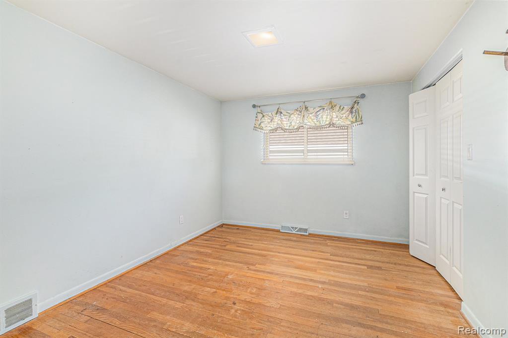 5559 Pleasant Drive, Waterford, MI 48329 — Photo 13