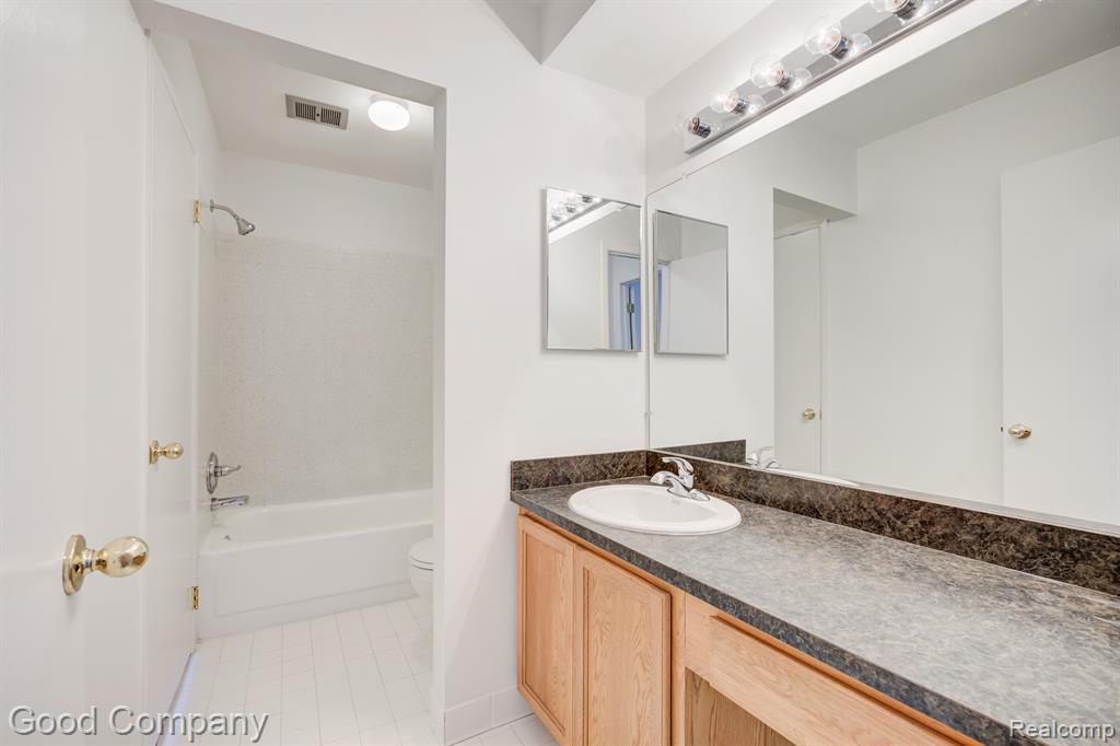2425 TORQUAY Avenue, 102A, Royal Oak, MI 48073 — Photo 15