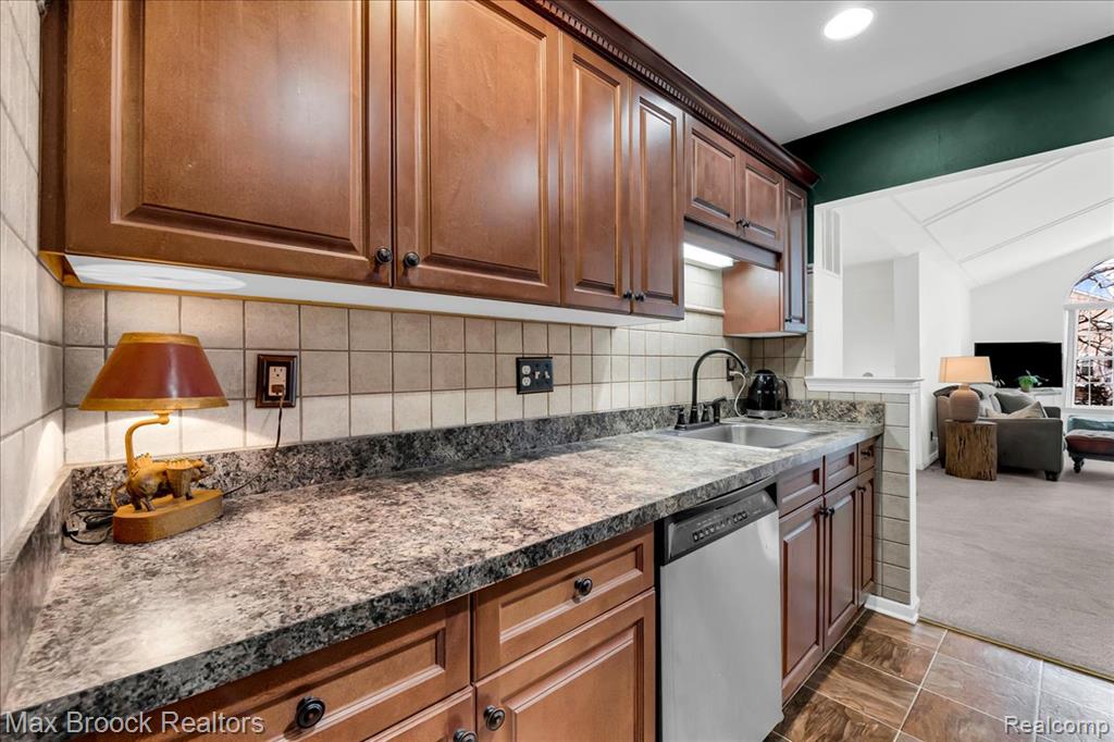 41 N Squirrel Road, Auburn Hills, MI 48326 — Photo 11