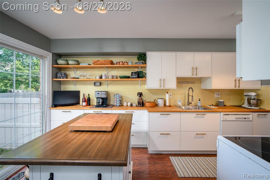 42174 Roscommon Street, Northville, MI 48167 — Photo 6