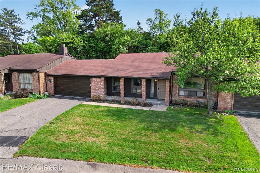 2061 Burgundy Street, West Bloomfield, MI 48323 — Photo 5