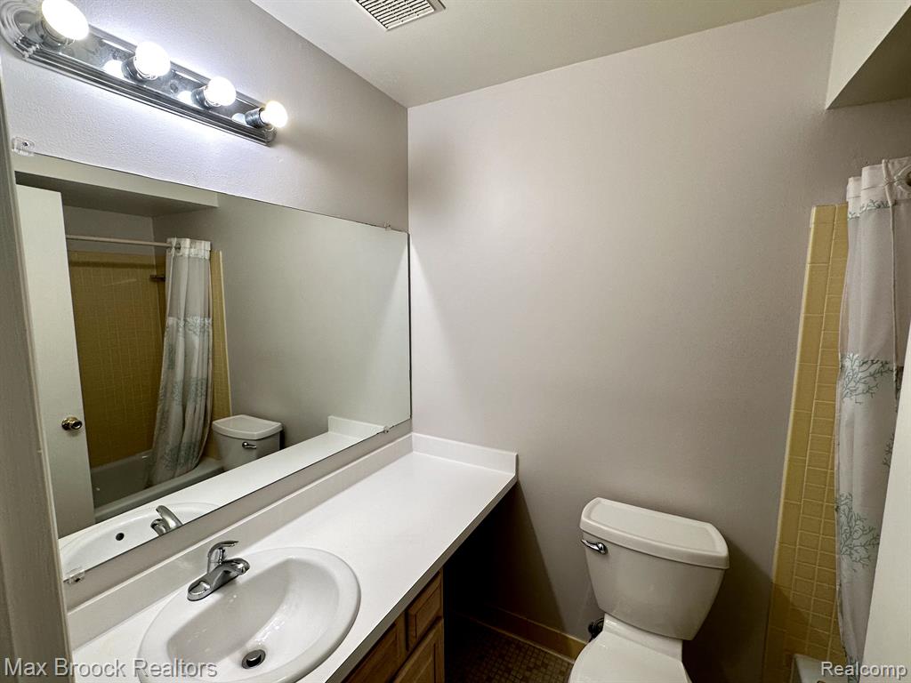 740 E FOX HILLS Drive, Bloomfield Hills, MI 48304 — Photo 15