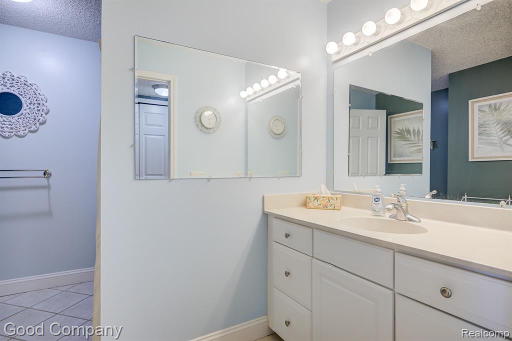 4910 HARBOR POINT Drive, 3, Waterford, MI 48329 — Photo 29