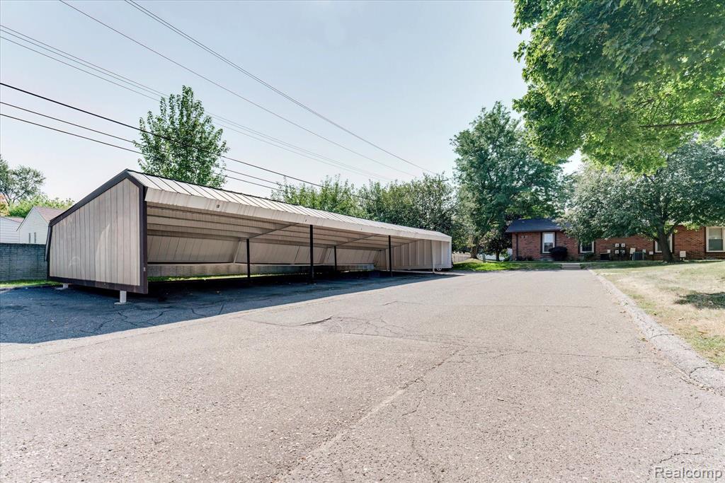 2702 ROUNDTREE Drive, Troy, MI 48083 — Photo 28
