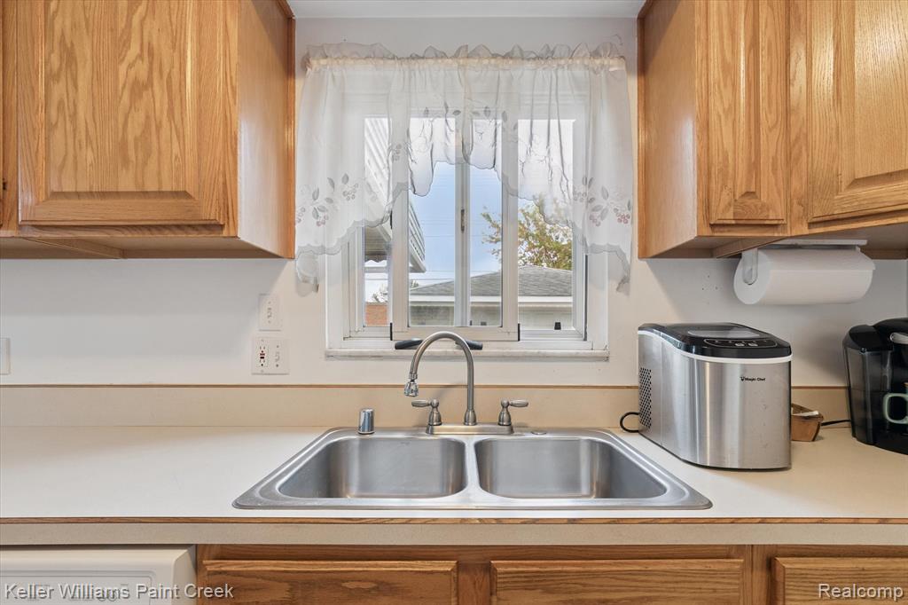 8457 Potomac Street, Center Line, MI 48015 — Photo 12