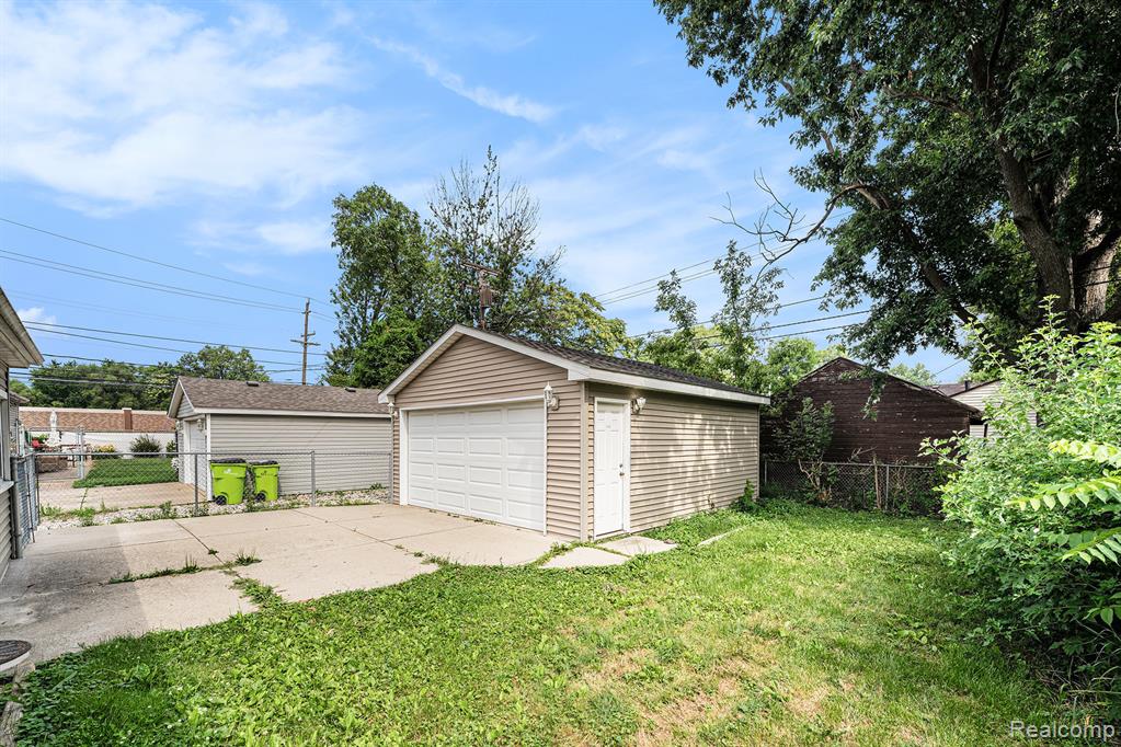 940 Mace Avenue, Madison Heights, MI 48071 — Photo 22