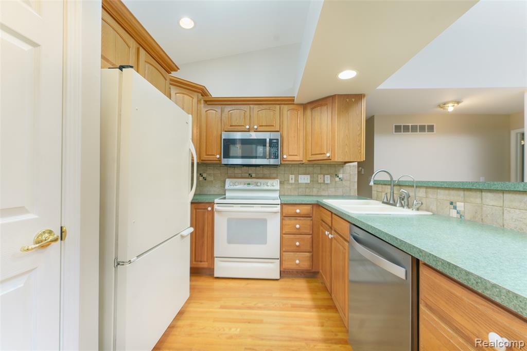 216 Canterbury Court, Linden, MI 48451 — Photo 5
