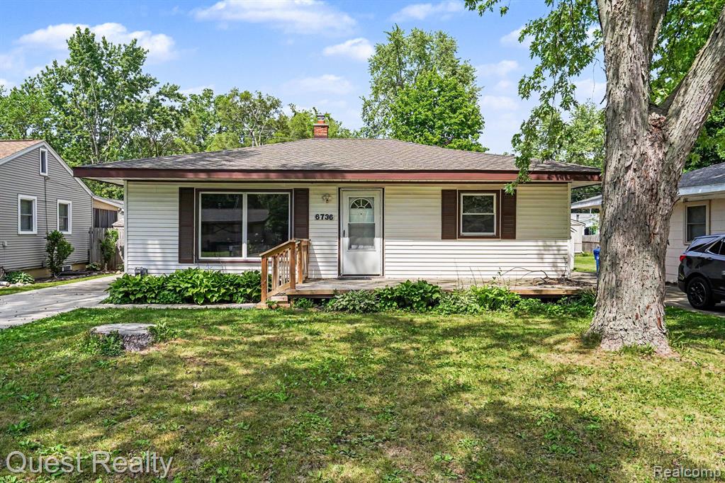 6736 Cloverton Drive, Waterford, MI 48329 — front exterior