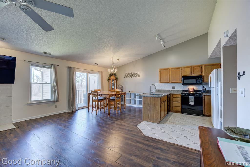 4910 HARBOR POINT Drive, 3, Waterford, MI 48329 — Photo 8