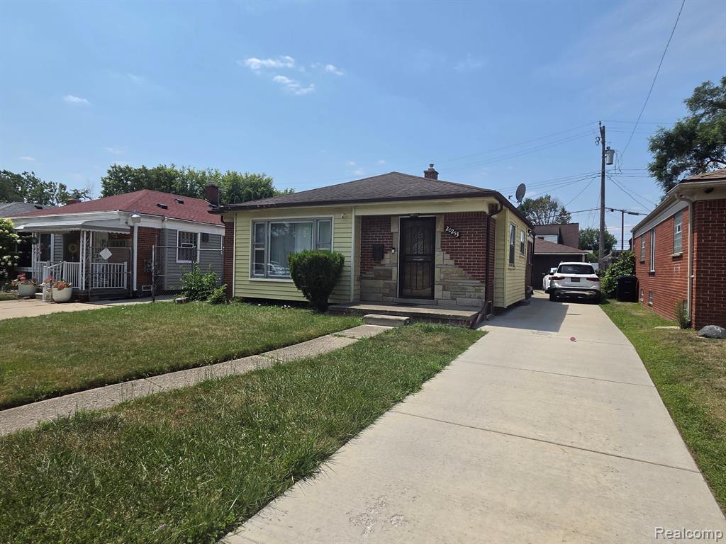 20253 Plainview Avenue - Photo 2