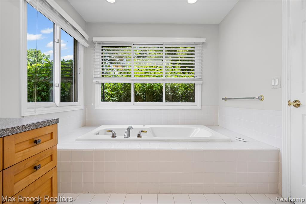 5015 Lake Vista Drive, West Bloomfield, MI 48323 — Photo 33