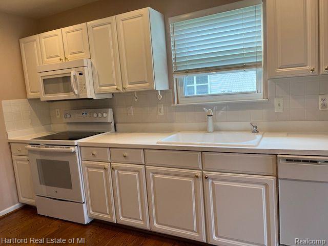 395 WOODVALE Drive, Walled Lake, MI 48390 — Photo 9