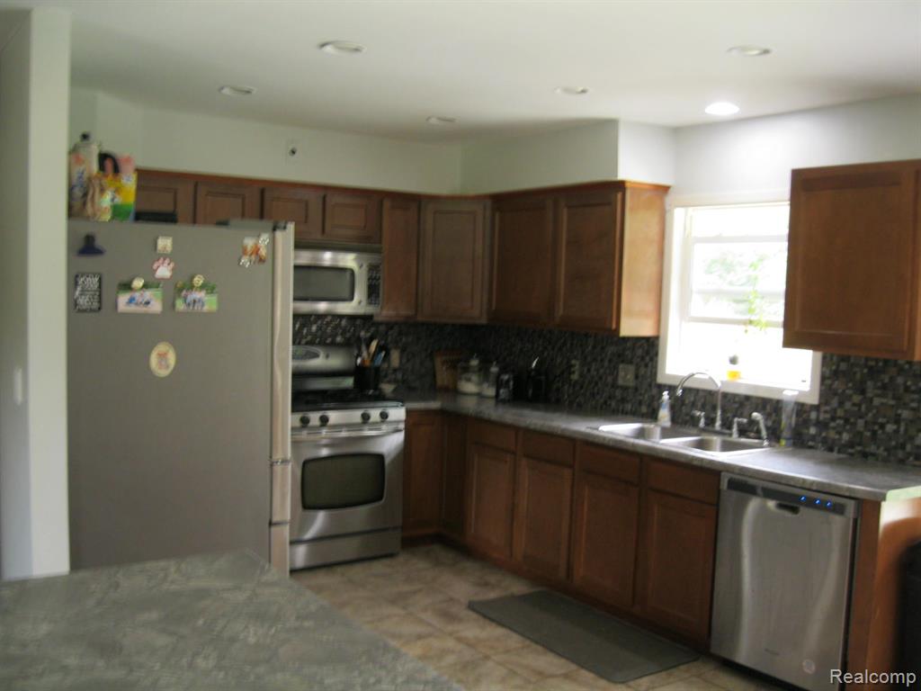 4500 Pommore, Milford, MI 48380 — Photo 21