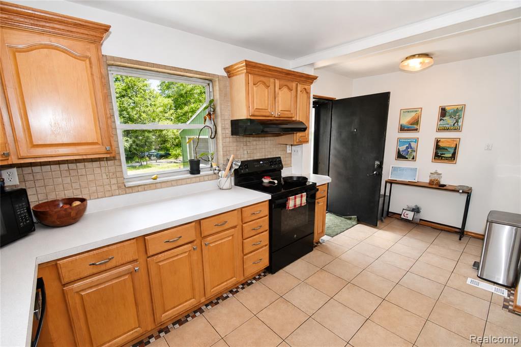 1405 Middle Road, Highland, MI — Photo 6