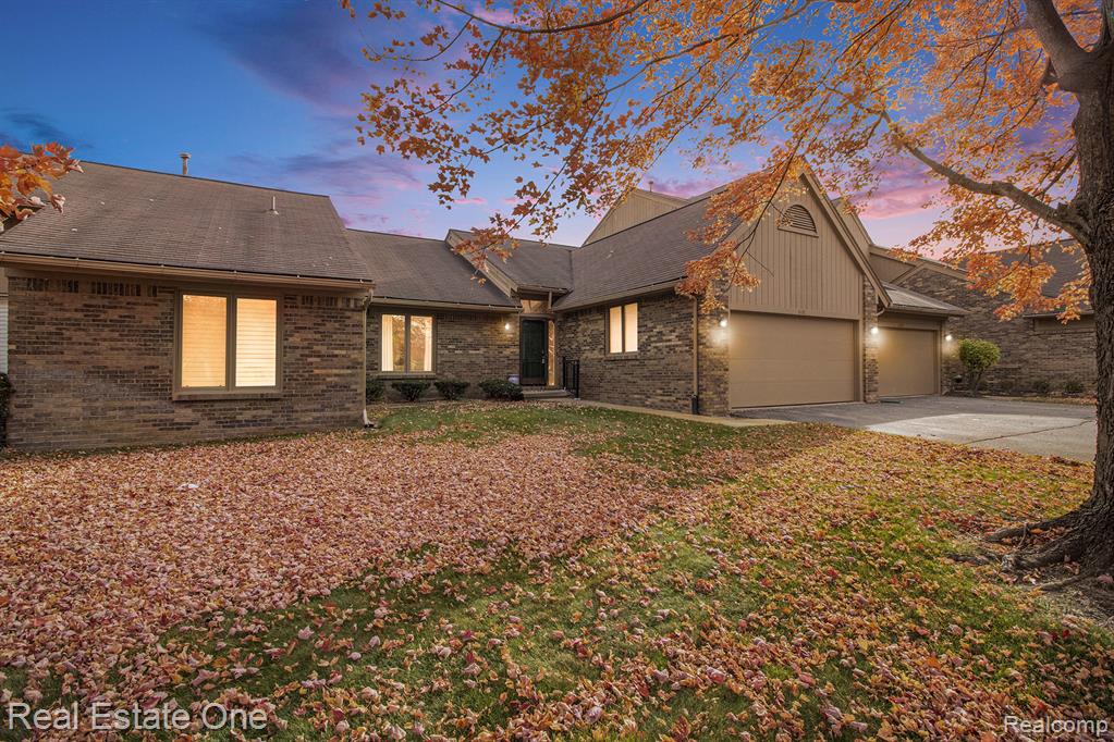 6121 Westbrooke Drive, 7, West Bloomfield, MI — Photo 2