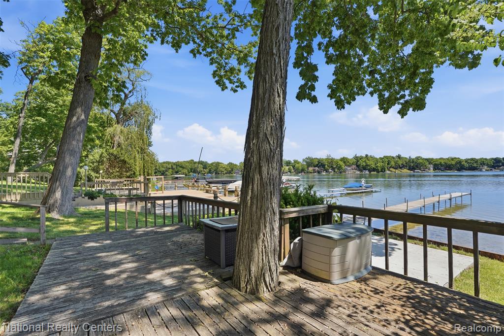 3889 Lakewood Drive, Waterford, MI 48329 — Photo 9