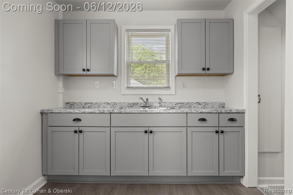 6719 Parkland Street, Dearborn Heights, MI 48127 — Photo 8