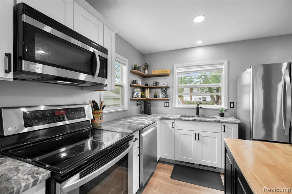 933 E ROWLAND Avenue, Madison Heights, MI 48071 — Photo 8