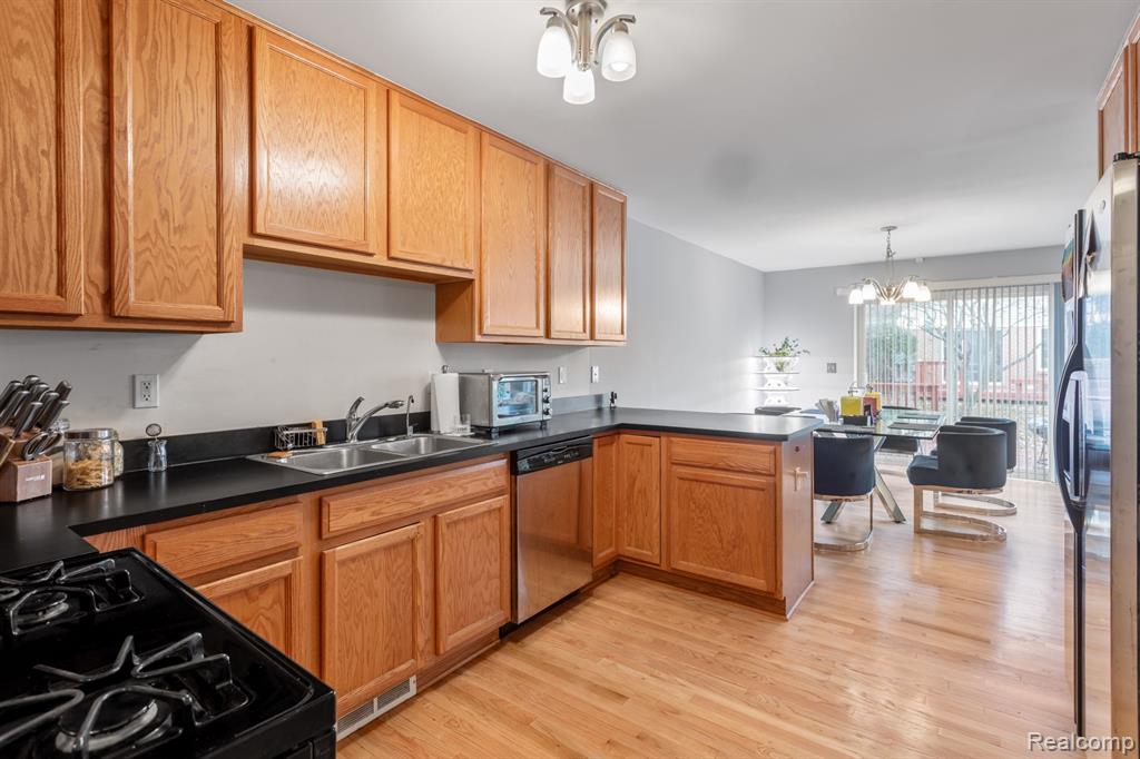 605 James Circle, Royal Oak, MI 48067 — Photo 11