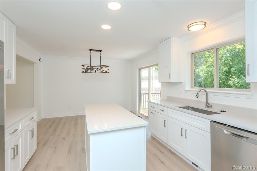 526 COVE VIEW Drive, Waterford, MI 48327 — Photo 17