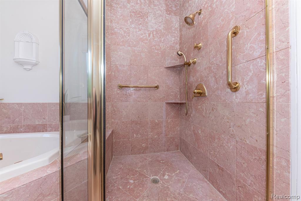 5003 HICKORY POINTE Drive, Orchard Lake Village, MI 48323 — Photo 46