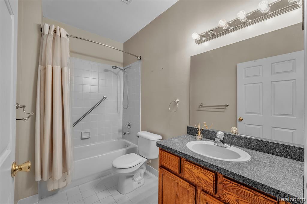 5589 TWIN OAKS Drive, Sterling Heights, MI 48314 — Photo 30