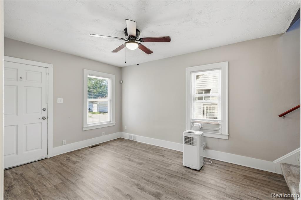 735 E Maxlow Avenue, Hazel Park, MI 48030 — Photo 5