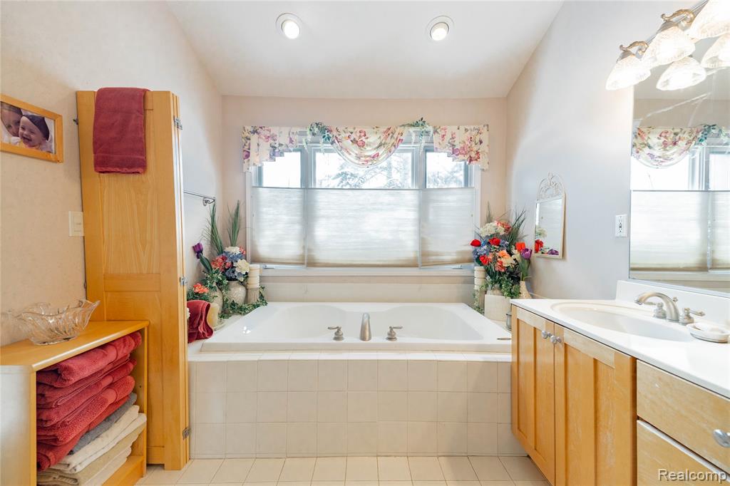 27824 Reo Road, Grosse Ile, MI 48138 — Photo 28