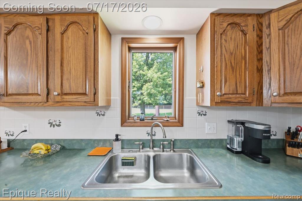 555 E Square Lake Road, Troy, MI 48085 — Photo 18