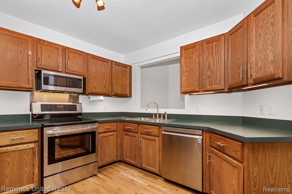2781 HONEY SUCKLE Court, Wixom, MI 48393 — Photo 11