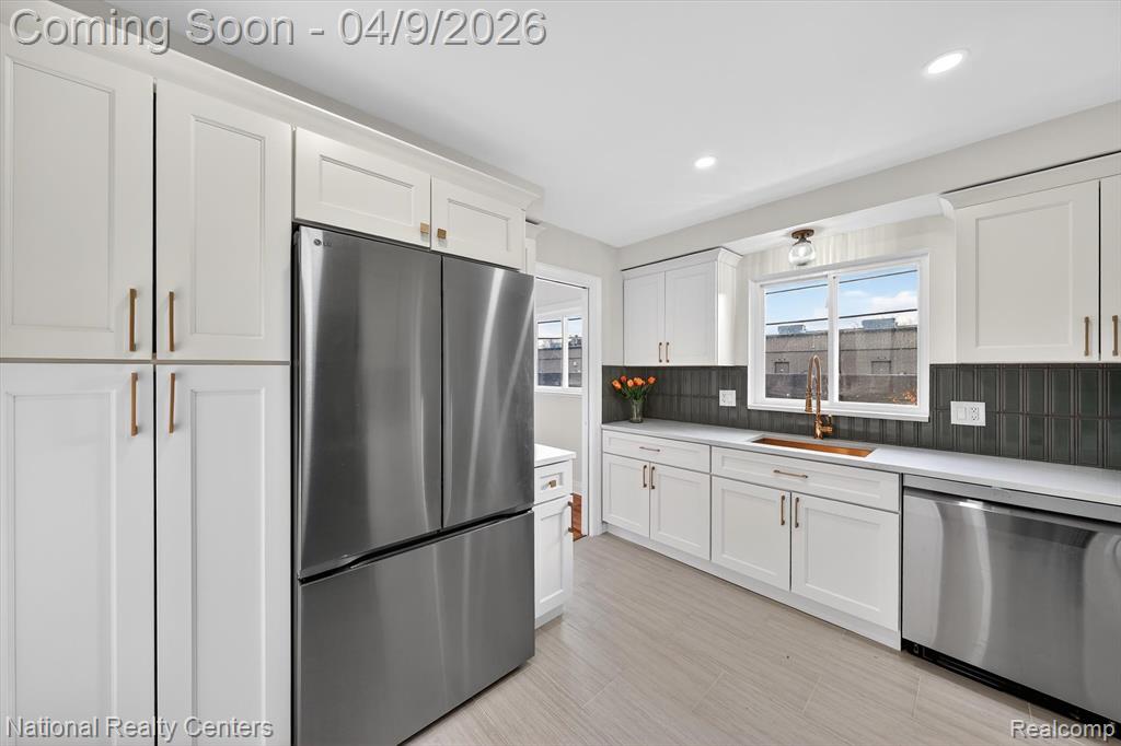 205 Royal Park Lane, Madison Heights, MI 48071 — Photo 16