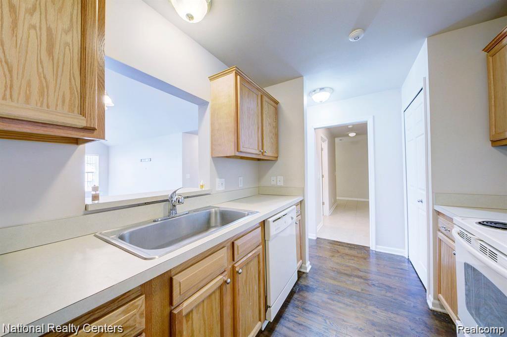 48407 MANOR BRIDGE Drive, Canton, MI 48188 — Photo 6