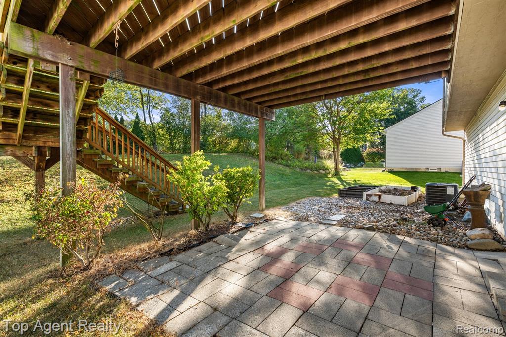 5675 Millpointe Drive, Waterford, MI 48327 — Photo 31